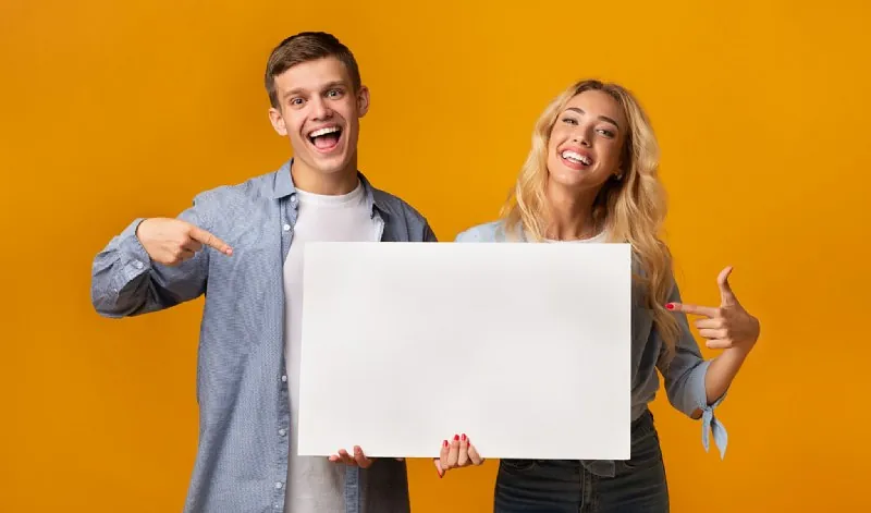 Personen freuen sich über individuelle Herstellung von Schildern